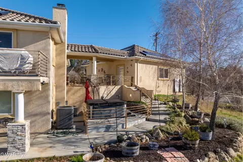 Exterior - 29300 Peregrine Pl, Tehachapi, CA 93561 photo 7 of 10