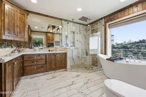 Bath - 29300 Peregrine Pl, Tehachapi, CA 93561 photo 2 of 5
