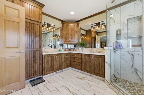 Bath - 29300 Peregrine Pl, Tehachapi, CA 93561 photo 3 of 5