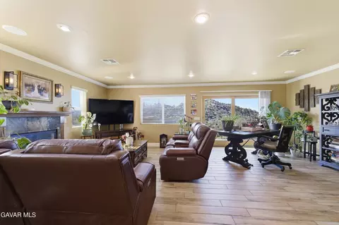 Living - 29300 Peregrine Pl, Tehachapi, CA 93561 photo 2 of 3