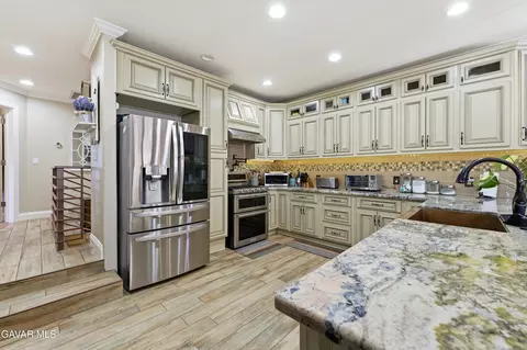 Kitchen - 29300 Peregrine Pl, Tehachapi, CA 93561 photo 1 of 2