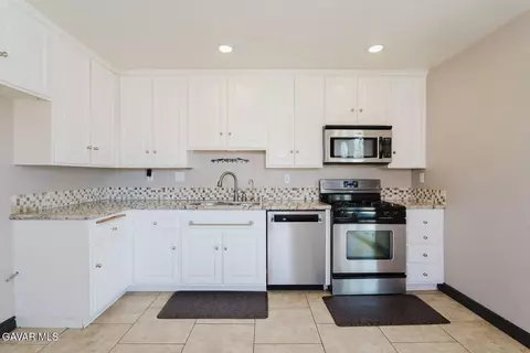 Kitchen - 43349 Fenner Ave, Lancaster, CA 93536 photo 7 of 8