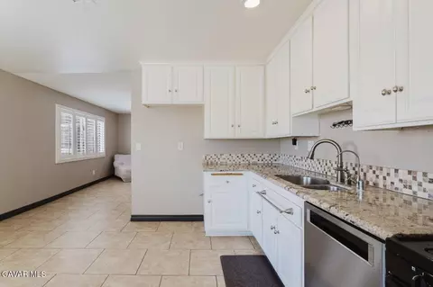 Kitchen - 43349 Fenner Ave, Lancaster, CA 93536 photo 6 of 8