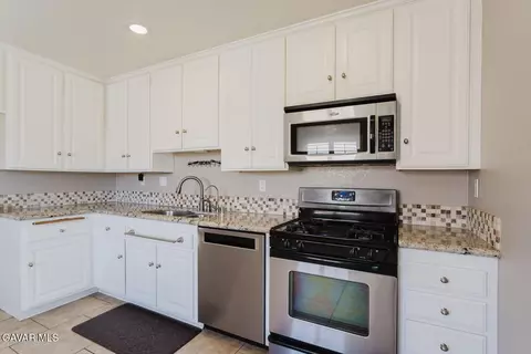 Kitchen - 43349 Fenner Ave, Lancaster, CA 93536 photo 4 of 8