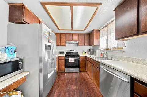 Kitchen - 40245 169th St, Palmdale, CA 93591 photo 1 of 2