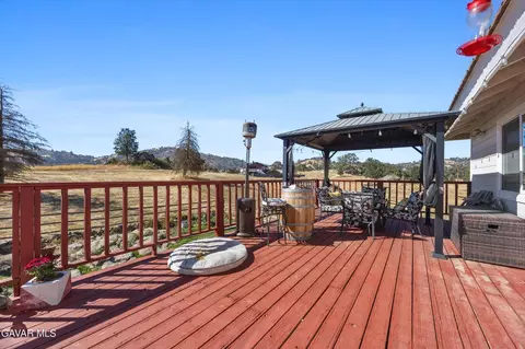 Exterior - 28360 Burning Tree Dr, Tehachapi, CA 93561 photo 5 of 12