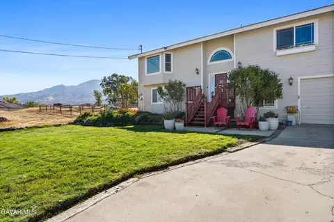 Exterior - 28360 Burning Tree Dr, Tehachapi, CA 93561 photo 3 of 12