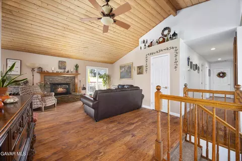 Living - 28360 Burning Tree Dr, Tehachapi, CA 93561 photo 5 of 9