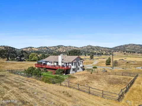 Exterior - 28360 Burning Tree Dr, Tehachapi, CA 93561 photo 11 of 12