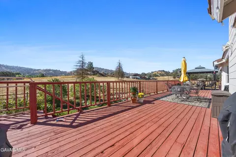 Exterior - 28360 Burning Tree Dr, Tehachapi, CA 93561 photo 4 of 12