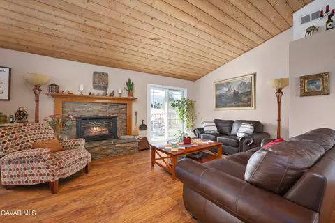 Living - 28360 Burning Tree Dr, Tehachapi, CA 93561 photo 3 of 9
