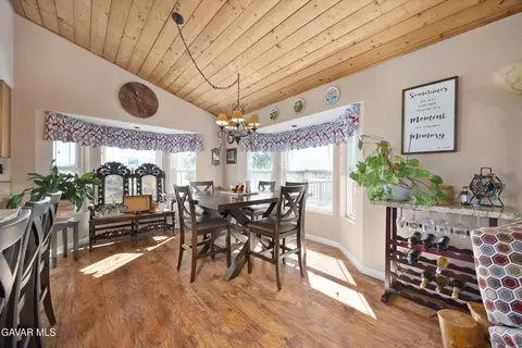 Dining - 28360 Burning Tree Dr, Tehachapi, CA 93561 photo 2 of 3