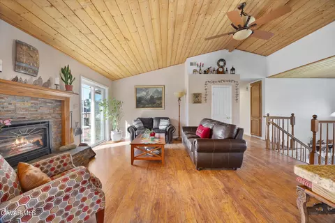 Living - 28360 Burning Tree Dr, Tehachapi, CA 93561 photo 4 of 9