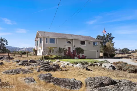 Exterior - 28360 Burning Tree Dr, Tehachapi, CA 93561 photo 2 of 12
