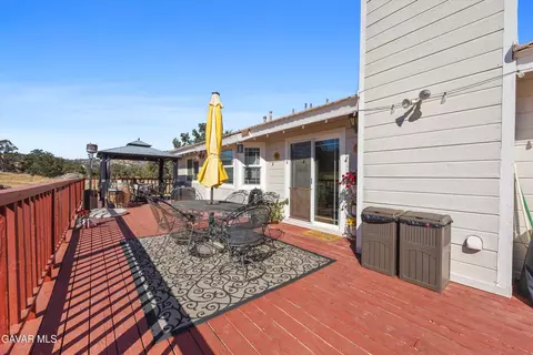 Exterior - 28360 Burning Tree Dr, Tehachapi, CA 93561 photo 7 of 12
