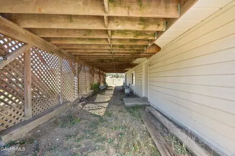 Exterior - 28360 Burning Tree Dr, Tehachapi, CA 93561 photo 8 of 12