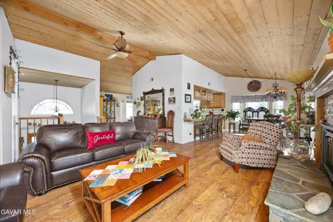 Living - 28360 Burning Tree Dr, Tehachapi, CA 93561 photo 2 of 9