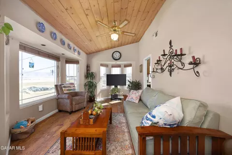 Living - 28360 Burning Tree Dr, Tehachapi, CA 93561 photo 7 of 9