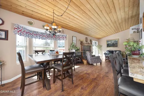 Dining - 28360 Burning Tree Dr, Tehachapi, CA 93561 photo 3 of 3