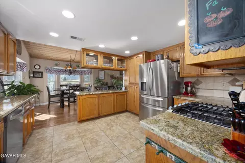Kitchen - 28360 Burning Tree Dr, Tehachapi, CA 93561 photo 3 of 4