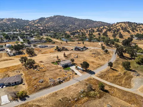 View/Area - 28360 Burning Tree Dr, Tehachapi, CA 93561 photo 1 of 3