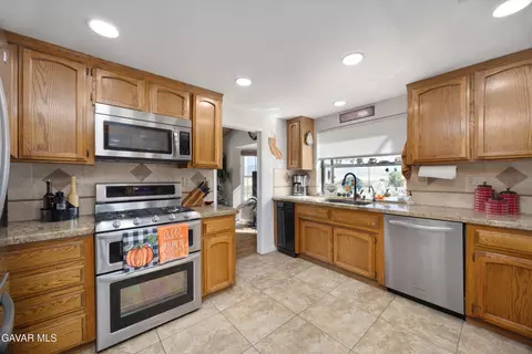 Kitchen - 28360 Burning Tree Dr, Tehachapi, CA 93561 photo 4 of 4