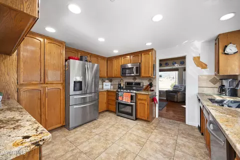 Kitchen - 28360 Burning Tree Dr, Tehachapi, CA 93561 photo 2 of 4