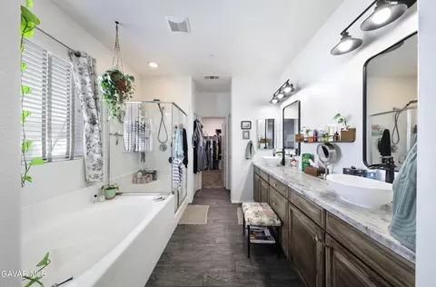 Bath - 15538 Quintero Pl, Bakersfield, CA 93314 photo 1 of 3