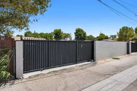 Exterior - 44839 Division St, Lancaster, CA 93535 photo 3 of 10