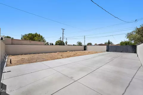 Exterior - 44839 Division St, Lancaster, CA 93535 photo 8 of 10