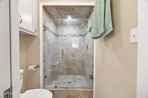 Bath - 19700 Mesa Dr, Tehachapi, CA 93561 photo 2 of 3