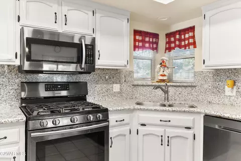 Kitchen - 19700 Mesa Dr, Tehachapi, CA 93561 photo 5 of 5