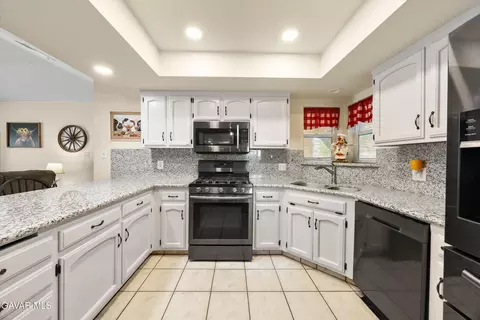 Kitchen - 19700 Mesa Dr, Tehachapi, CA 93561 photo 4 of 5