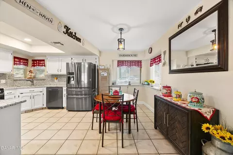 Kitchen - 19700 Mesa Dr, Tehachapi, CA 93561 photo 2 of 5