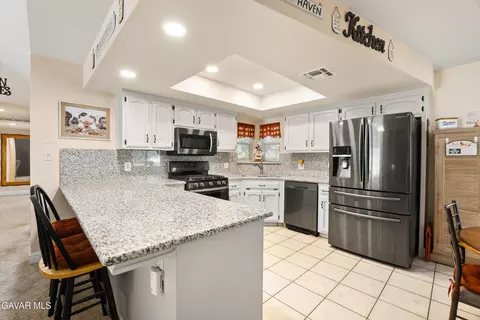 Kitchen - 19700 Mesa Dr, Tehachapi, CA 93561 photo 3 of 5