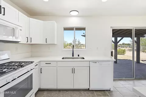 Kitchen - 40985 E 163rd St, Lancaster, CA 93535 photo 3 of 5
