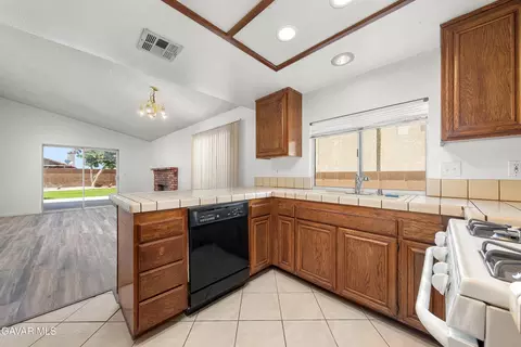 Kitchen - 3327 Marilynn St, Lancaster, CA 93536 photo 2 of 2