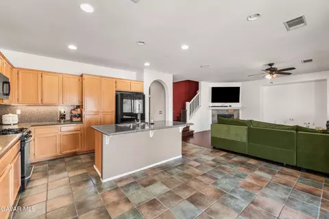 Kitchen - 44429 Byron Dr, Lancaster, CA 93535 photo 3 of 7