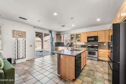 Kitchen - 44429 Byron Dr, Lancaster, CA 93535 photo 1 of 7