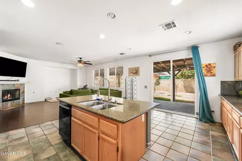 Kitchen - 44429 Byron Dr, Lancaster, CA 93535 photo 6 of 7