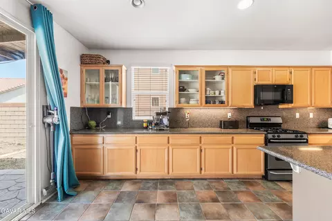 Kitchen - 44429 Byron Dr, Lancaster, CA 93535 photo 5 of 7
