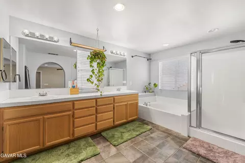 Bath - 44429 Byron Dr, Lancaster, CA 93535 photo 2 of 4
