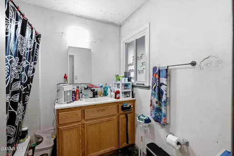 Bath - 1408 Boyden Ave, Lancaster, CA 93534 photo 1 of 1