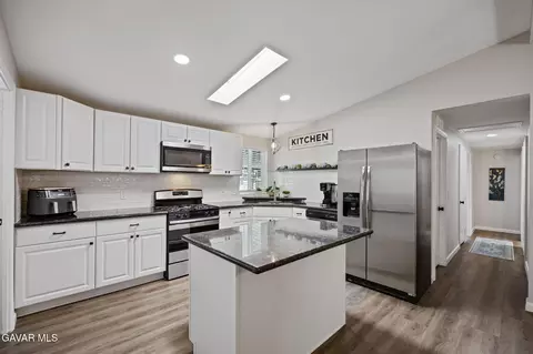 Kitchen - 600 S Dennison Rd #SPC 56, Tehachapi, CA 93561 photo 2 of 3