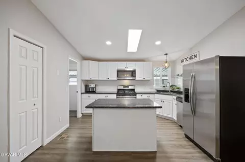 Kitchen - 600 S Dennison Rd #SPC 56, Tehachapi, CA 93561 photo 1 of 3