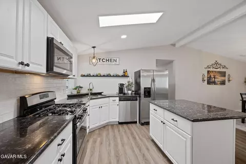Kitchen - 600 S Dennison Rd #SPC 56, Tehachapi, CA 93561 photo 3 of 3