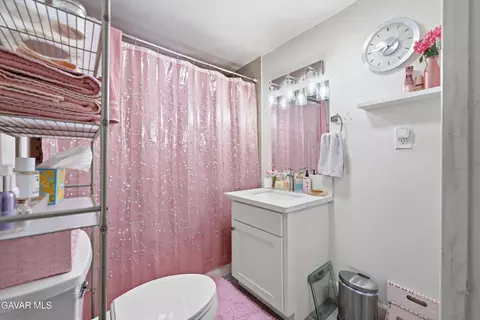 Bath - 117 W H St, Tehachapi, CA 93561 photo 1 of 1