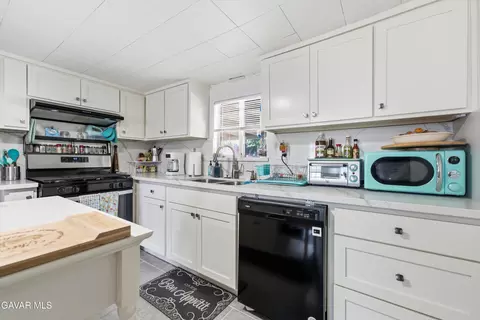 Kitchen - 117 W H St, Tehachapi, CA 93561 photo 2 of 3