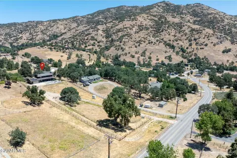 26021 Cumberland Rd, Tehachapi, CA 93561 photo 2