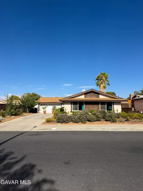 Exterior - 44148 Gingham Ave, Lancaster, CA 93535 photo 2 of 7